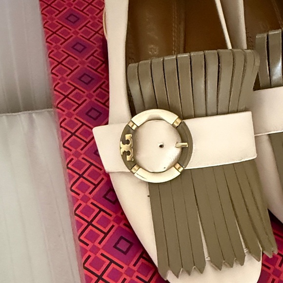 Tory Burch Cream and Tan Leather Loafers with Fringe - Picture 2 of 7